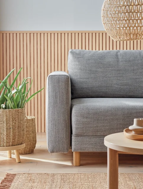 Szafa sofa i lamele do połowy wysokości ściany